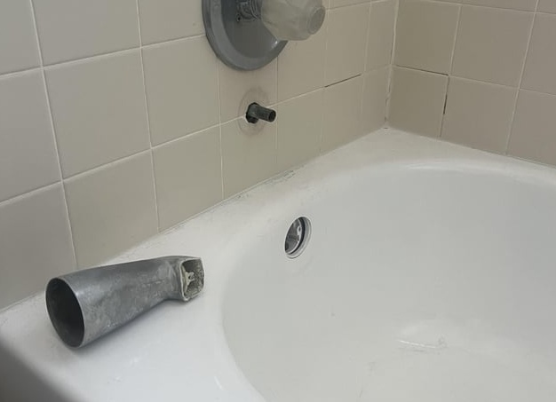 Чтобы не ломать плитку, умные сантехники используют плавающие эксцентрики