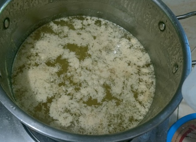 Нельзя класть соль и разбрызгивать эфирные масла на камни в бане. Но банщики придумали выход